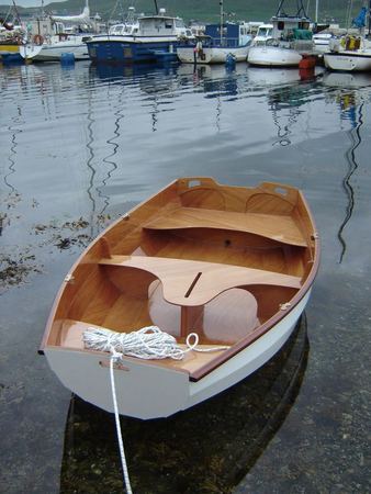 Clinker Eastport Pram used as a tender to a yacht does not puncture