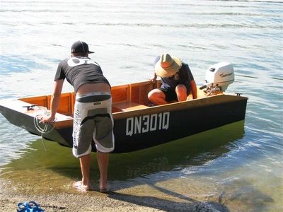 Handy Punt - a lightweight and stable outboard motor boat for fishing and exploring
