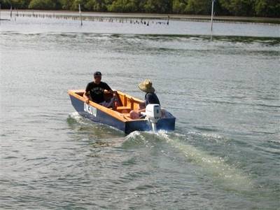 Handy Punt - a lightweight and stable outboard motor boat for fishing and exploring
