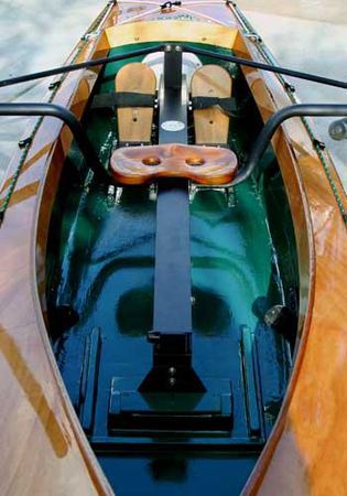 Sliding seat rowing of a kayak with a piantedosi