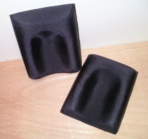 Moulded foam knee cups for a canoe