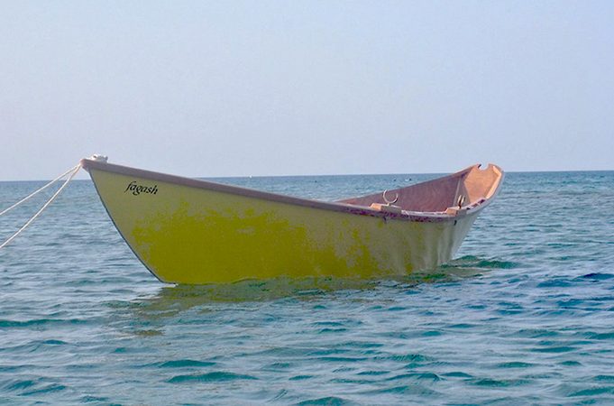 Light dory rowing or sculling boat