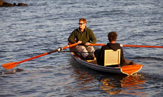 Folding cane seat in a tandem rowing boat