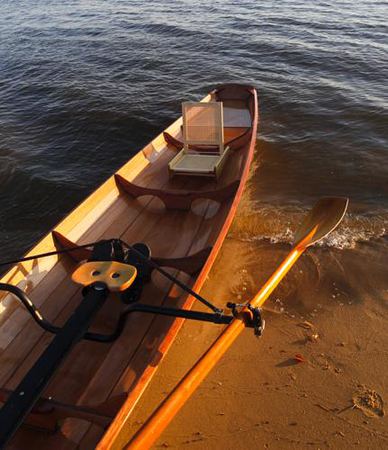 Folding cane seat in a tandem rowing boat