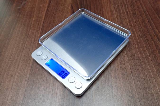 Digital scales with tray for weighing small items