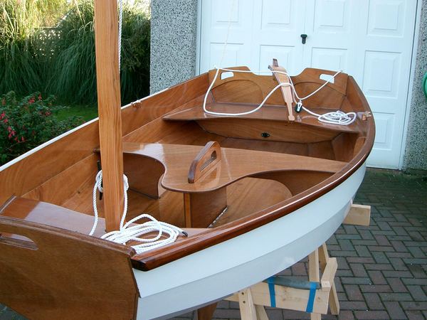 Build a rowing boat at home in the garage