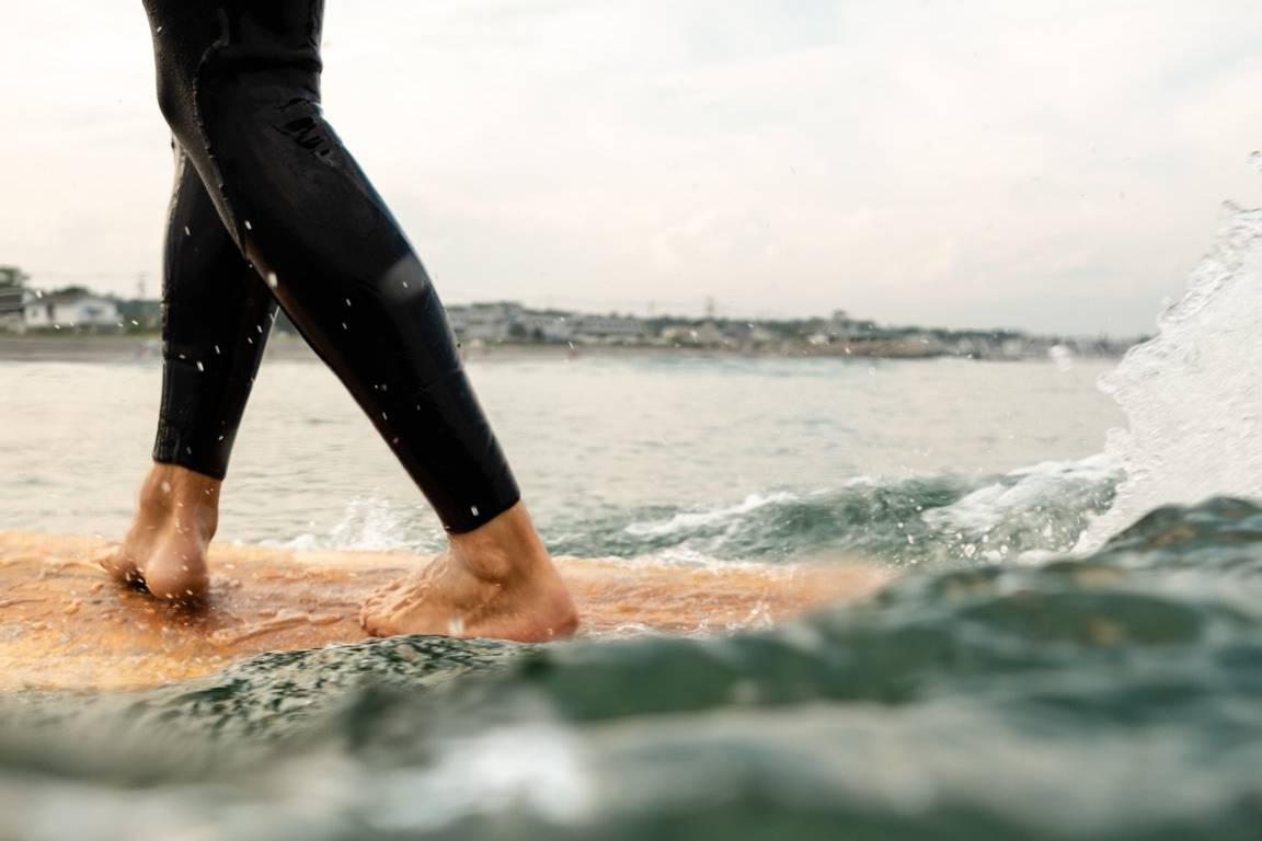 Root hollow wooden surfboard