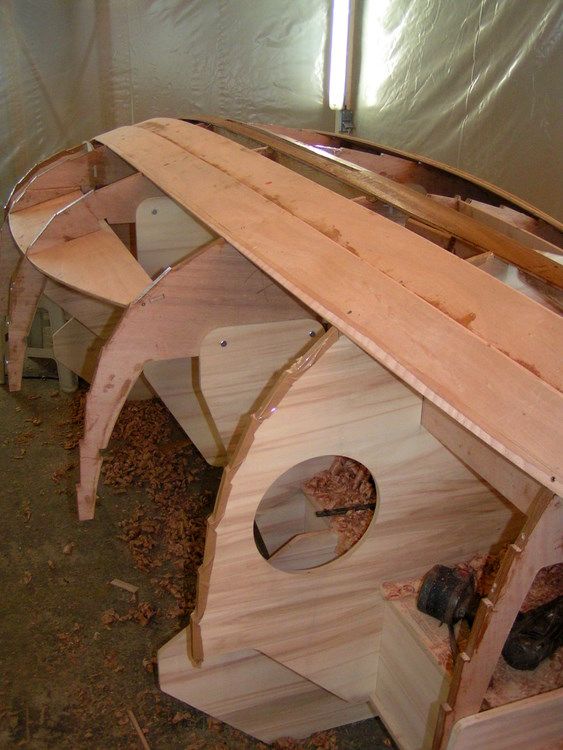 Planking the hull - Building the Ilur dinghy
