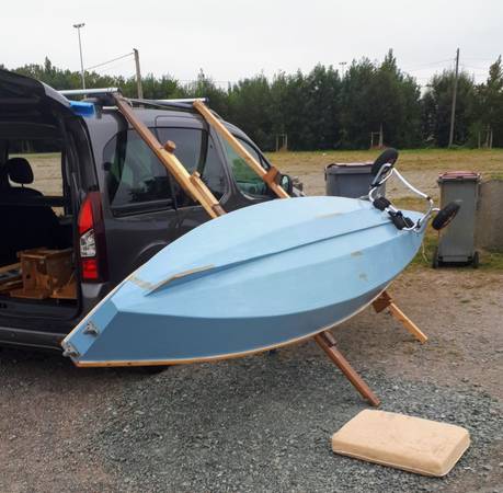 Loading the Kombi sailing canoe on a car roof rack