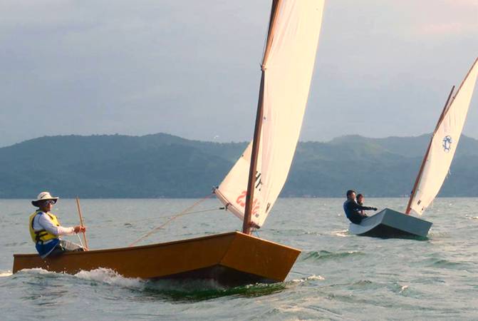 Oz Goose low-cost plywood sailing dinghy that is easy to build and fun to sail