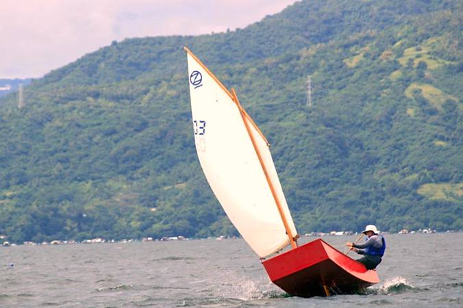 Oz Goose low-cost plywood sailing dinghy that is easy to build and fun to sail