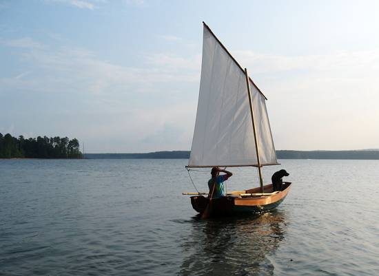 Clinker Passagemaker dinghy with the balanced lug rig