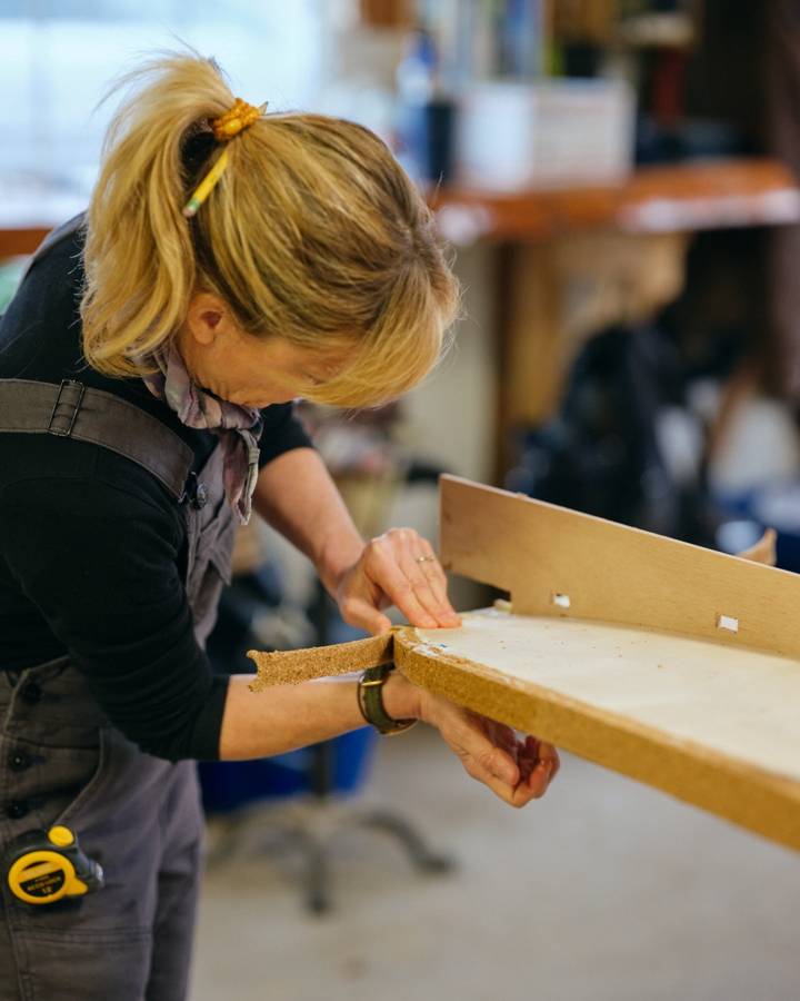 Assembling a Grain PlyBeam surfboard - gluing on the cork rails