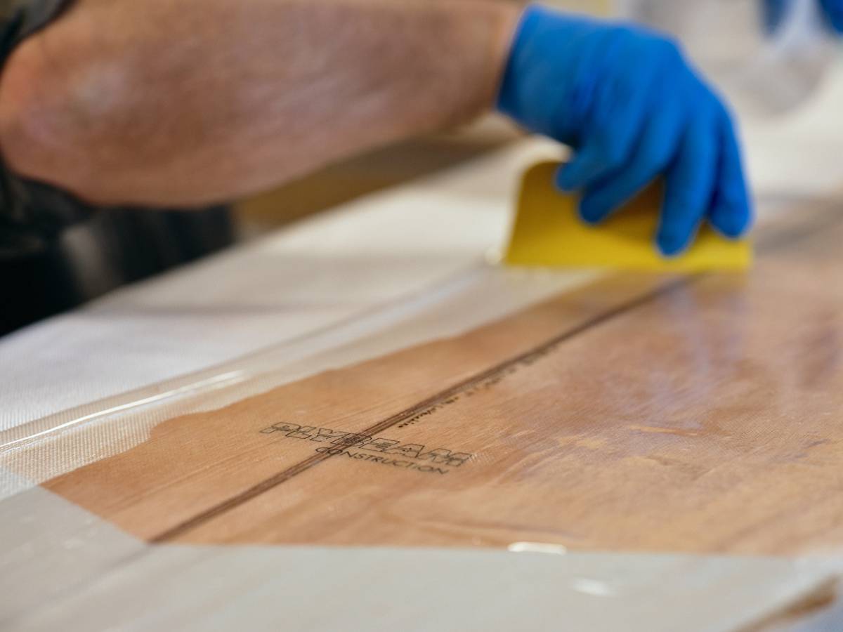 Assembling a Grain PlyBeam surfboard - glassing