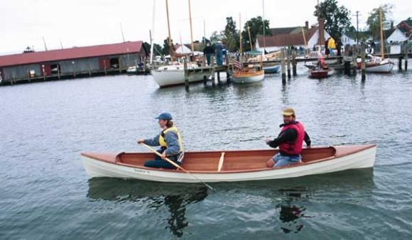 Lightweight canoe for fast paddling