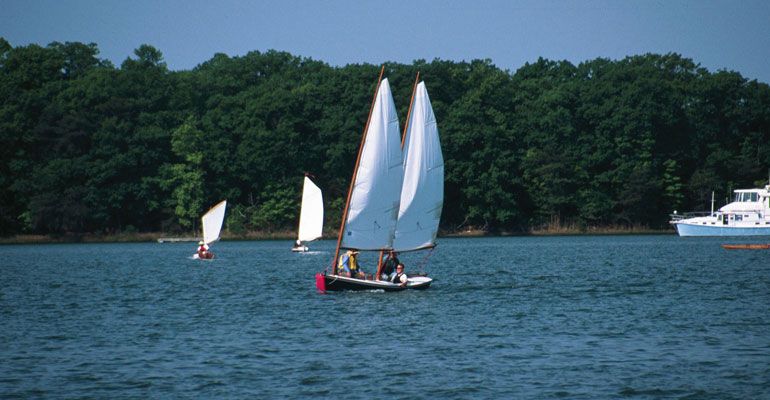 The cat ketch rig of the Sharpie is fast to set up and easy to sail