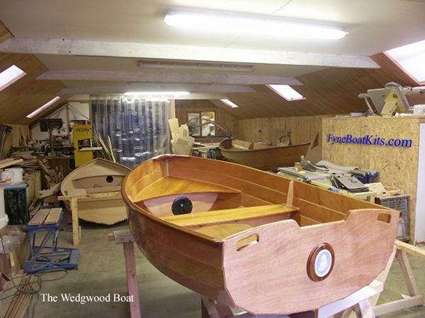 A lightweight rowing boat that is easily put on a car roof rack