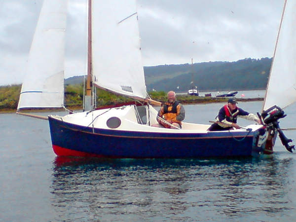 Small and light cabin cruiser built at home from plans